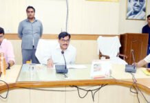 डीएम ने ली भूजल निष्कर्षण एनओसी धारक कंपनियों की बैठक