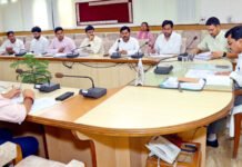 लक्ष्य के सापेक्ष शत प्रतिशत वसूली कराएं अधिकारी: डीएम