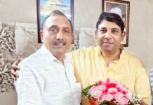 केन्द्र में तीसरी बार सरकार बनने पर महानगर अध्यक्ष को पूर्व पार्षद डॉ मनोज गोयल ने दी बधाई