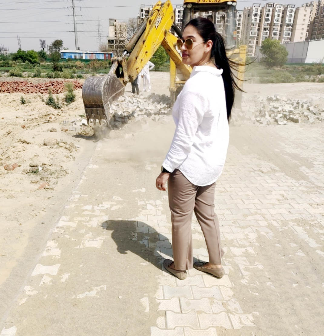 ग्राम मोरटा में अवैध निर्माण पर चला जीडीए का बुलडोजर