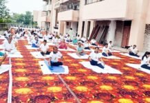 शरीर व मन को स्वस्थ रखने के लिए योग जरुरी: राजेश कुमार सिंह