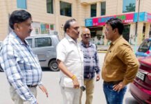 मानसून से पूर्व कौशांबी के सभी नाले की सफाई को लेकर पूर्व पार्षद ने किया निरीक्षण