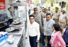 निगम की कार्रवाई के बाद नही सुधर रहे व्यापारी, कर रहे पॉलीथिन का प्रयोग