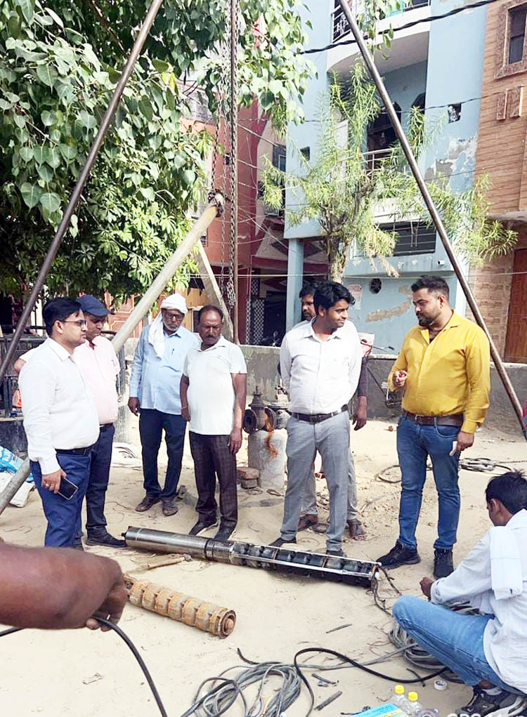 नगर आयुक्त ने किया विजय नगर में पानी की समस्या का समाधान 7 घंटे में 8 नलकूपों की करवाई मरम्मत
