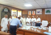 रिपोर्ट लीक मामले में एसआईटी अध्यक्ष डॉ. अरुणवीर सिंह से मिले किसान