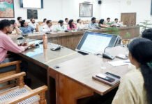 CDO अभिनव गोपाल ने शिक्षा विभाग की मासिक समीक्षा बैठक में डिजिटल अटेंडेंस लगवाने के दिए निर्देश