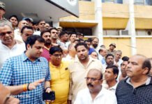 व्यापारी बोले पार्षद चोर जनप्रतिनिधियों को आया गुस्सा कहा संभल कर करो बात, पार्षद बनाम व्यापारी हुआ माहौल, नगर आयुक्त ने संभाला मामला