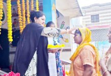 प्राथमिक विद्यालय खुर्रमपुर प्रथम में शिक्षक अभिभावक गोष्ठी में तिलक लगाकर अभिभावकों का हुआ अभिनंदन