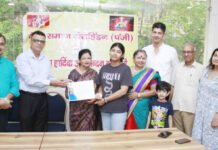 10वीं और 12वीं कक्षा में उत्तीर्ण छात्रों को ट्रॉफी एवं सर्टिफिकेट देकर किया सम्मानित