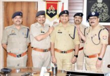 बदायूं एसपी ने भारत स्तंभ लगाकर सुशील कुमार सिंह को दी प्रमोशन की बधाई