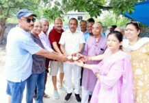 फुटपाथ के रिपेयर और रंगाई पुताई के कार्य का पार्षद कुसुम गोयल ने किया शुभारंभ