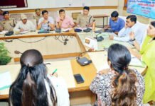 20 को पौधरोपण महाभियान डीएम ने बैठक में परखी तैयारी