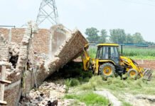 36 बीघा में काटी जा रही थी 3 अवैध कॉलोनी GDA ने बुलडोजर चलाकर किया ध्वस्त
