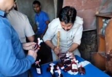 हरियाणा की सस्ती शराब से चला रहा था लोनी में अपनी दुकान आबकारी विभाग की टीम ने दबोचा