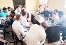 आबकारी अधिकारी ने शराब अनुज्ञापियों के कसे पेंच ग्राहकों से अभद्र भाषा का प्रयोग नहीं होगा बर्दाश्त