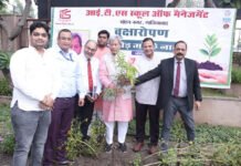 आईटीएस स्कूल ऑफ मैनेजमेंट में पूर्व मुख्यमंत्री ने किया वृक्षारोपण