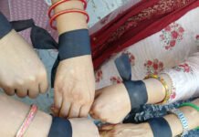 गाजियाबाद के शिक्षकों ने काली पट्टी बांधकर किया ऑनलाइन उपस्थिति का विरोध