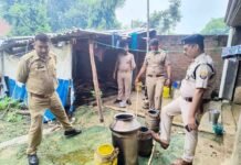 कच्ची शराब के कारोबार पर आबकारी विभाग का फिर चला डंडा