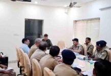 आबकारी आयुक्त ने बैठक में राजस्व में खराब प्रदर्शन करने वाले अधिकारियों की लगाई क्लास, अच्छे प्रदर्शन पर की तारीफ