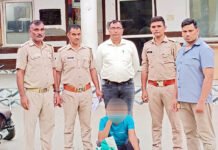 पानी के पाउच में बेच रहा था कच्ची शराब