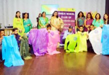 बरसात से बचाव को इनर व्हील क्लब ऑफ नवीन ग्रेटर नोएडा ने बांटे रेन कोट