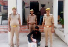 रात के अंधेरे में होटल के पास खड़ा होकर बेच रहा था यूपी की शराब, गिरफ्तार