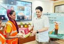 महिला सफाई मित्रों ने नगर आयुक्त को बांधी राखी, लिया सुरक्षा का वायदा