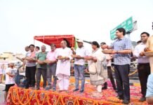 कांवड़ियों की सेवा में जुटे नगर आयुक्त विक्रमादित्य सिंह मलिक, रात में कांवड़ यात्रा मार्ग का निरीक्षण और दिन में कांवड़ियों पर करते हैं फूलों की वर्षा