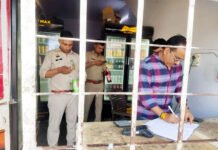 तस्करों के साथ शराब विक्रेताओं की हरकतों पर आबकारी विभाग की नजर, दुकानों पर मारा छापा