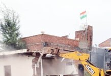 लोनी में काटी जा रही अवैध कॉलोनी पर जीडीए ने चलाया बुलडोजर