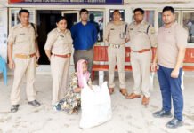 सेनेटरी दुकान की आड़ में चला रहा था अवैध शराब का धंधा, शराब तस्करी के लिए पत्नी को बनाया मोहरा