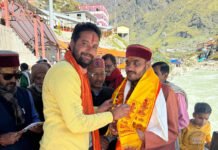 श्री केदार सभा के अध्यक्ष पं राजकुमार तिवारी ने परिवार संग किए भगवान बदरी विशाल के दर्शन