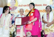 आईटीएस डेंटल कॉलेज की छात्रा को राज्यपाल ने विशिष्ट योग्यता प्रमाण पत्र एवं कुलपति स्वर्ण पदक से सम्मानित किया