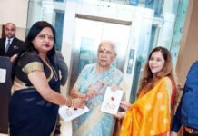 नया विचार नई ऊर्जा फाउंडेशन की राष्ट्रीय अध्यक्ष ने राज्यपाल आनंदीबेन पटेल को भेंट की पुस्तक