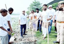 मेयर, नगर आयुक्त ने स्वच्छता महाअभियान में कूडा उठाकर दिया स्वच्छता का संदेश