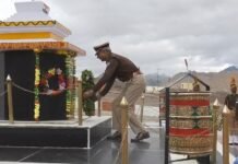 आरपीएफ महानिदेशक मनोज यादव के नेतृत्व में हॉट स्प्रिंग्स मेमोरियल पर देश के वीर सपूतों को नमन करने पहुंचा पुलिस अधिकारियों का दल