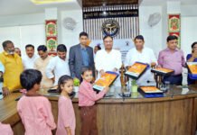 स्कूल बैग विथ एजुकेशनल डेस्क, आधुनिक बैग: अभिनव गोपाल