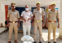 ठेली पर नमकीन व पान मसाला की आड़ में बेच रहा था यूपी की शराब, आबकारी विभाग की छापेमारी में खुली तस्कर की पोल