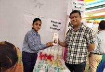 ख़ुद की कमाई से रोशन करेंगे अपनी दिवाली, दिव्यांग बच्चों ने खुद के बनाए दीयों व कैंडल्स की लगाई स्टॉल