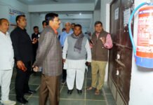 डीएम ने किया ईवीएम-वीवीपैट वेयरहाउस का निरीक्षण
