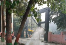 वायु गुणवत्ता में हो रहा सुधार, प्रदूषण की रोकथाम के लिए पानी का छिड़काव जारी