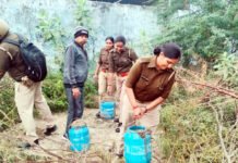महुआ अवैध शराब के कारोबारी से आबकारी विभाग का मुकाबला, अवैध शराब के धंधे को किया नष्ट