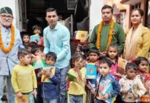 एक समाज श्रेष्ठ समाज संस्था ने आंगनवाड़ी के बच्चों को दी पाठ्न सामाग्री