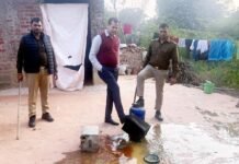 महुआ अवैध शराब के खिलाफ आबकारी विभाग की टीम ने छेड़ा अभियान, महिला तस्कर गिरफ्तार