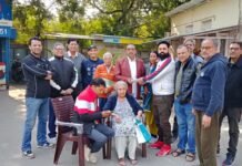 आयुष्मान कार्ड बनाने के लिए पार्षद ने नील पदम कुंज सोसायटी में लगाया शिविर