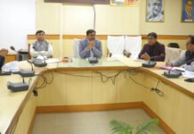 बिजली व्यवस्था सुचारू रूप से रहे संचालित, रखे पावर बैकअप: डीएम