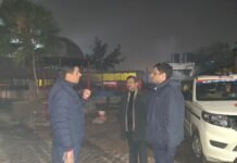 बढ़ती ठंड को देखते हुए नगर आयुक्त रात्रि में पहुंचे नंदी पार्क गौशाला
