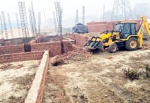 मोरटा में 18 बीघा में अवैध कॉलोनी में जीडीए ने ध्वस्त किए बाउंड्रीवाल, खंभे