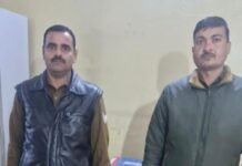 रात के अंधेरे में नाले के पास खड़ा होकर बेच रहा था यूपी की शराब, आबकारी विभाग ने दबोचा