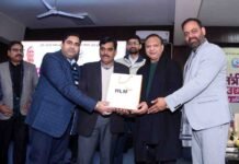 एक जनपद एक उत्पाद: डीएम ने लाभार्थियों को दिए टूलकिट व प्रमाण पत्र